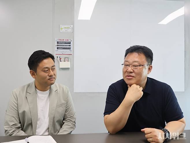 파이렉스의 핵심 기술은 '고주파(RF, Radio Frequency) 신호 변화' 현상의 탐지다. 반도체·디스플레이 플라즈마 공정에서는 RF 전력을 걸어 플라즈마를 만들고 유지한다. (왼쪽부터)유우종 파이렉스 CFO와 윤정식 파이렉스 대표(한국핵융합에너지연구원 플라즈마장비지능화연구단장). / 사진=박설민 기자