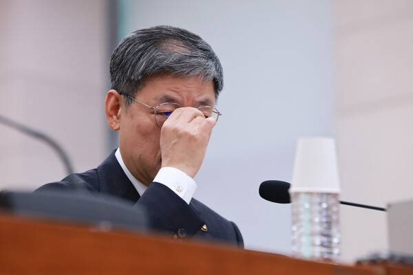 &nbsp;노경필 법원행정처장이 28일 국회에서 열린 법제사법위원회 전체회의에서 안경을 고쳐 쓰고 있다. 2026.9.28 연합뉴스