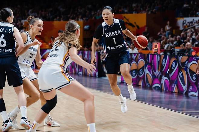 여자농구 대표팀 박지현이 독일에서 열린 2026 FIBA 여자농구 월드컵 8강 플레이오프 독일전에서 드리블을 시도하고 있다. 사진 | FIBA