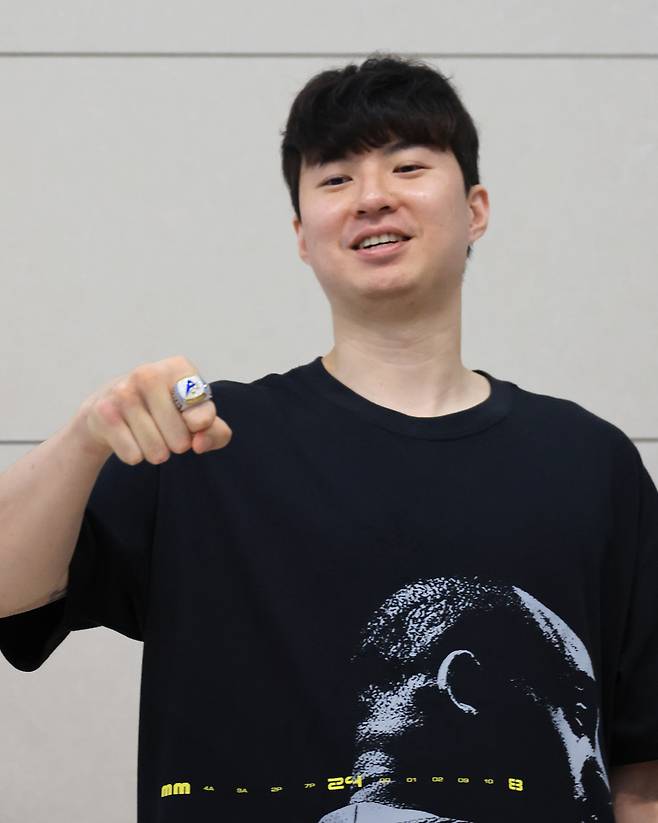 나가사키 벨카 우승반지 들어보이는 이현중      (영종도=연합뉴스) 최재구 기자 = 2026 아이치·나고야 아시안게임 농구종목에서 금메달을 목에 걸고 귀국한 농구 국가대표 이현중이 26일 포틀랜드 트레이닝 캠프 합류를 위해 인천국제공항을 통해 출국하며 나가사키 벨카 우승반지를 들어 보이고 있다. 2026.9.26      jjaeck9@yna.co.kr  (끝)      <저작권자(c) 연합뉴스, 무단 전재-재배포, AI 학습 및 활용 금지>