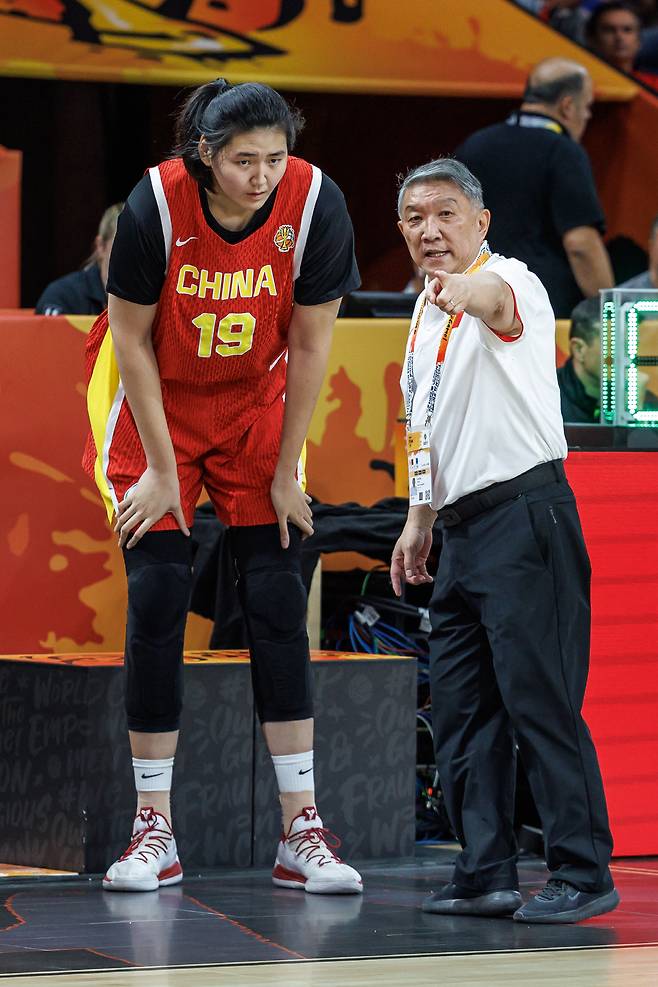 China's Zhang Ziyu, left, and China's head Coach Gong Luming, right, talk during the women's World Cup basketball match between Italy and China, in Berlin, Germany, Monday, Sept. 7, 2026. (Andreas Gora/dpa via AP) GERMANY OUT; MANDATORY CREDIT        <저작권자(c) 연합뉴스, 무단 전재-재배포, AI 학습 및 활용 금지>