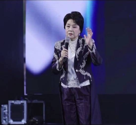 "지금 제 머리를 이렇게 어지럽게 만들었어요. 젊은 아가씨가 노래가 뭔지 삶이 뭔지도 모르는 아가씨인거 같아요. 제 앞에 저저 선수 선수라, 저저 선수 선수라고 내보내지 말아주세요, 앞으로." /유튜브 캡처