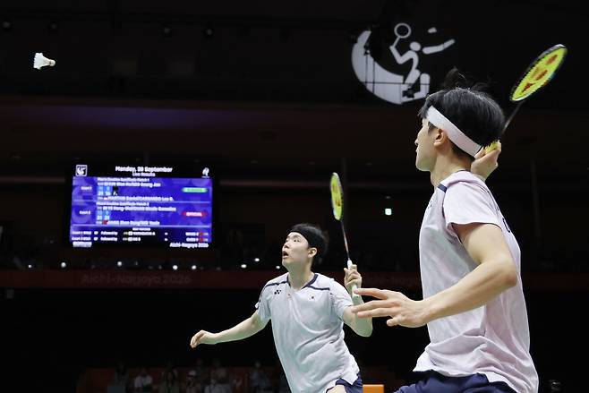 <YONHAP PHOTO-4822> 경기 펼치는 서승재-김원호    (이치노미야[일본]=연합뉴스) 이동해 기자 = 28일 일본 아이치현 이치노미야 시립체육관에서 열린 2026 아이치·나고야 아시안게임 배드민턴 남자 복식 준결승. 대한민국 서승재-김원호가 인도네시아 다니엘 마르틴-레오 롤리 카르난도 조와 경기를 펼치고 있다. 2026.9.28    eastsea@yna.co.kr/2026-09-28 11:55:42/<저작권자 ⓒ 1980-2026 ㈜연합뉴스. 무단 전재 재배포 금지, AI 학습 및 활용 금지>