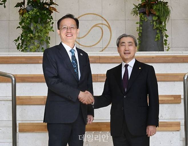 이형일 부총리 겸 재정경제부 장관이 9월 28일 서울 중구 한국은행에서 신현송 한국은행 총재와 면담에 앞서 악수하며 기념사진을 찍고 있다. ⓒ재정경제부