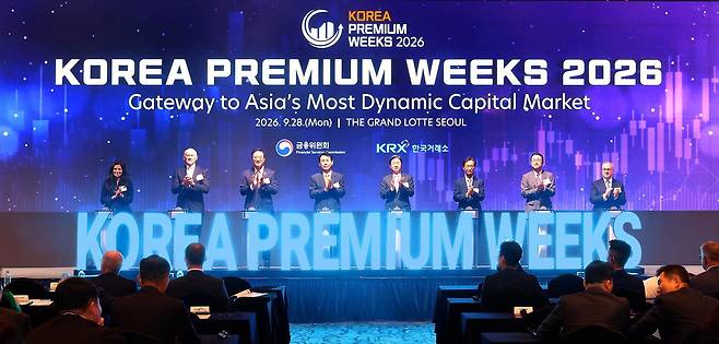28일 오전 더그랜드롯데 서울에서 열린 코리아 프리미엄 위크(Korea Premium Weeks 2026) 개막식에서 이억원 금융위원장과 정은보 한국거래소 이사장 등 참석자들이 점등 세리머니를 하고 있다. (한국거래소 제공) 2026.9.28/뉴스1