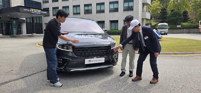 이건희 친환경에너지본부 도시환경연구실 선임연구원(왼쪽)이 공기정화 자동차를 선보이고 있다. 가운데는 한방우 도시환경연구실 실장, 오른쪽은 류석현 원장이다. 김소연 기자