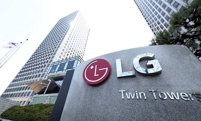 [서울=뉴시스] 추상철 기자 = 7일 오전 서울 영등포구 여의도 LG트윈타워에서 LG로고가 보이고 있다. 2025.04.07. scchoo@newsis.com /사진=뉴시스