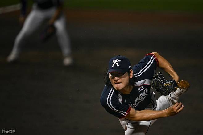 곽빈이 27일 일본 아이치현 도요하시 시민야구장에서 열린 2026 아이치·나고야 아시안게임 야구 결승 일본과의 경기 7회말 역투하고 있다. 곽빈은 이날 6⅓이닝 4피안타 9탈삼진 1실점으로 호투해 한국의 3-1 승리를 이끌었다. 도요하시=하상윤 기자