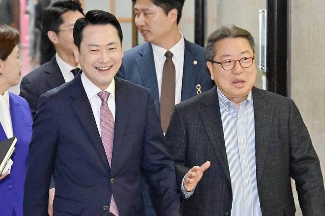 장동혁(앞줄 왼쪽) 국민의힘 대표와 같은 당 조광한 최고위원이 4월 23일 국회의사당에서 열린 국민의힘 최고위원회의에 참석하기 위해 이동하고 있다. 민경석 기자