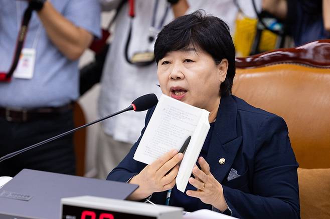 서영교 국회 법제사법위원장이 28일 서울 여의도 국회에서 열린 제439회 국회(정기회) 법제사법위원회 제8차 전체회의에서 조희대 대법원장 국정감사 증인 채택과 관련해 국회법을 들고 발언하고 있다. 뉴스1