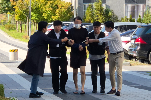 28일 오후 경기도 남양주시 다산동 의정부지방법원 남양주지원에서 70대 여성을 흉기로 살해한 혐의를 받고 있는 A씨(가운데)가 구속 전 피의자 심문(영장실질심사)을 위해 법정으로 이동하고 있다. 연합뉴스