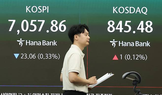 28일 서울 중구 하나은행 본점 딜링룸 전광판에 실시간 코스피, 코스닥지수가 표시돼 있다. 이날 코스피는 소폭 약세로 출발했다.[연합뉴스]