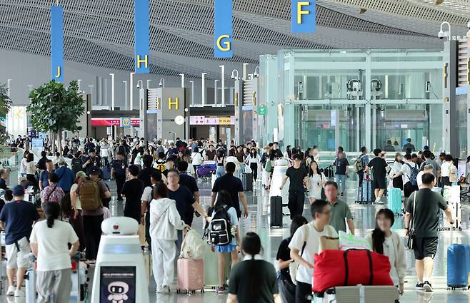 인천국제공항 2터미널 출국장이 여행객들로 붐비고 있다. [공항사진기자단]