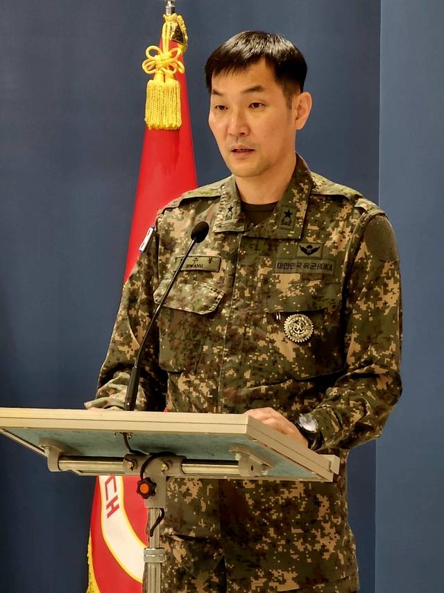 황주봉(육군 준장) 합참 작전1처장이 28일 오전 국방부 정례브리핑에서 비무장지대(DMZ) 지뢰폭발사고 관련 기자들 직문에 답변하고 있다. 정충신 선임기자