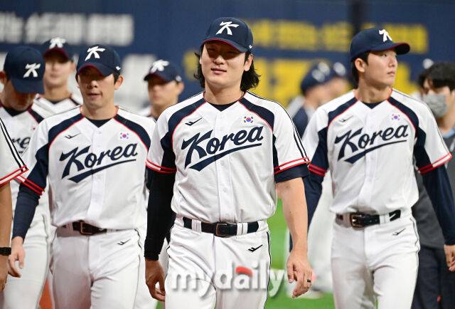 2026년 9월 15일 오후 서울 고척스카이돔에서 '2026 아이치 나고야 아시안게임' 야구대표팀 훈련이 열렸다. 대한민국 야구대표팀 곽빈이 훈련을 위해 더그아웃으로 나서고 있다./마이데일리