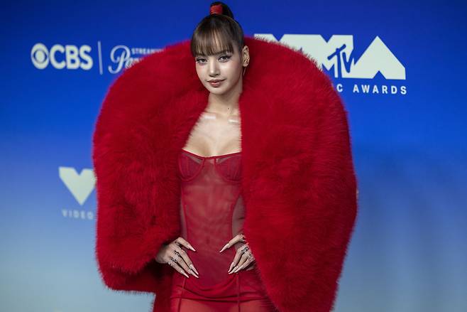 A cantora tailandesa Lisa chega ao MTV Video Music Awards de 2026 no Peacock Theater em Los Angeles, Califórnia, EUA, em 27 de setembro de 2026. Foto: EPA/JILL CONNELLY