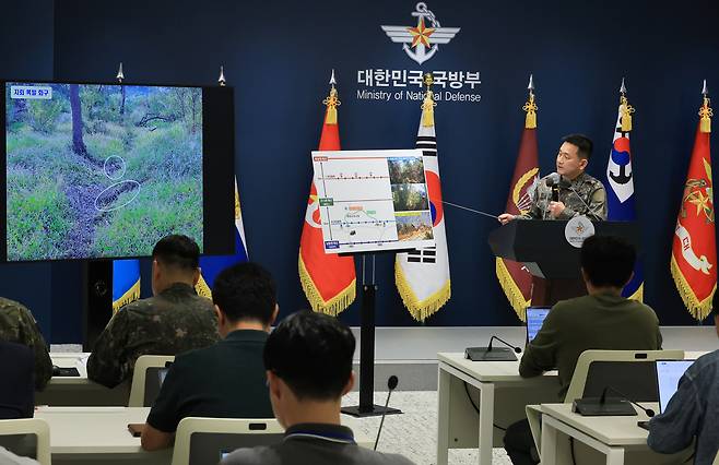 양진혁 합동참모본부 작전부장이 28일 서울 용산구 국방부에서 열린 ‘비무장지대 지뢰 추정 폭발 사고’ 관련 브리핑에서 관련 자료를 설명하고 있다. [연합]
