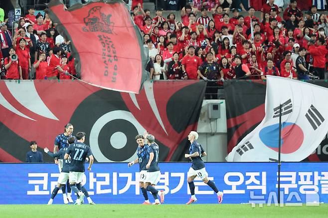 [서울=뉴시스] 권창회 기자 = 28일 서울 마포구 서울상암월드컵경기장에서 열린 하나은행 초청 대한민국 축구 국가대표팀 친선경기 대한민국 대 우루과이의 경기, 우루과이 누녜스가 선제골을 넣은 뒤 기뻐하고 있다. 2026.09.28. kch0523@newsis.com