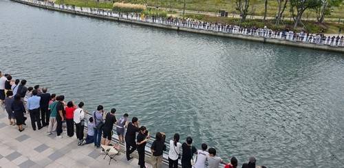 추석인 지난 25일 부산 동구 북항 친수공원 수로변이 상어 '부캉이'를 구경하려는 사람들로 붐빈 모습. [연합뉴스 자료사진]