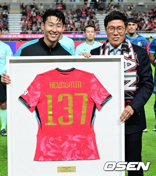 [OSEN=서울월드컵경기장, 조은정 기자]한국 축구가 안방에서 '남미 강호' 파라과이를 물리치며 사상 최초의 2026 국제축구연맹(FIFA) 북중미 월드컵 포트 2 확보에 청신호를 켰다.한국 축구대표팀은 14일 오후 8시&nbsp;서울월드컵경기장에서 열린 A매치&nbsp;친선 경기에서 파라과이를 2-0으로 제압했다. 지난 10일 일본 원정에서 2-2로 비기고 온 파라과이는 한국에 덜미를 잡히며 10월 아시아 투어를 1무 1패로 마감하게 됐다.경기 전 차범근 전 감독이 경기장을 찾아 손흥민에게 기념 유니폼을 직접 전달하고 있다. 2025.10.14 /cej@osen.co.kr