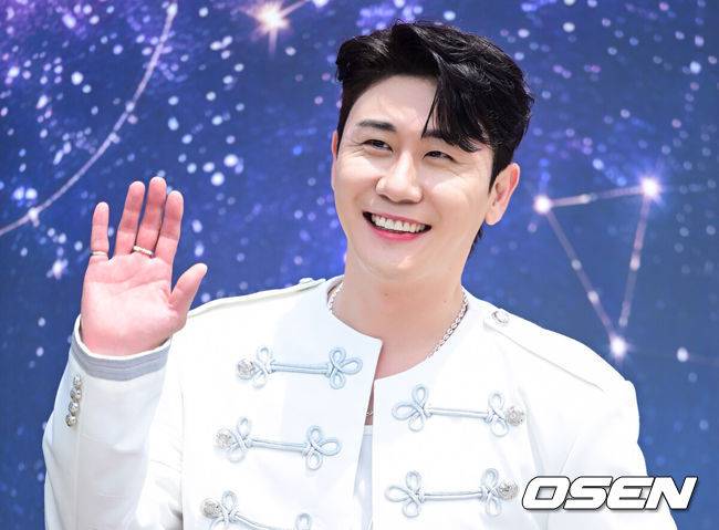[OSEN=수원, 최규한 기자] 11일 오전 경기도 수원체육관에서 KBS2 ‘불후의 명곡’ 2026년 왕중왕전 레드카펫 행사가 열렸다.이날 행사에는 린X조째즈, 민우혁X조형균X유리아, 케이윌, 김동준X영탁, B1A4, 박서진, 포레스텔라, 황민호X이수연, 리베란테, NEXZ(넥스지) 등이 참가해 자리를 빛냈다.가수 영탁이 포토타임을 하고 있다. 2026.07.11 / dreamer@osen.co.kr