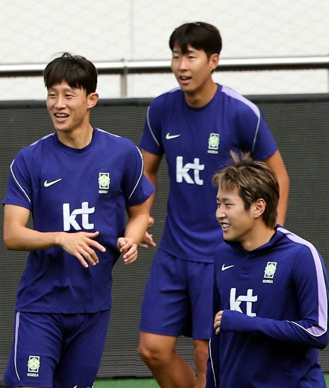 축구대표팀 이재성과 손흥민, 이강인(왼쪽부터)이 27일 서울월드컵경기장서 진행된 우루과이전 사전훈련서 환한 표정으로 몸을 풀고 있다. 상암｜뉴시스