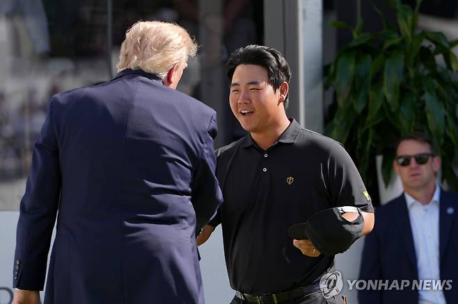 프레지던츠컵에서 미국 도널드 트럼프 대통령과 악수하는 김주형 [AP=연합뉴스]