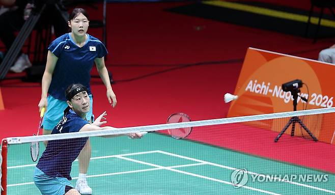 준결승 경기 펼치는 이소희-백하나 (이치노미야[일본]=연합뉴스) 이동해 기자 = 28일 일본 아이치현 이치노미야 시립체육관에서 열린 2026 아이치·나고야 아시안게임 배드민턴 여자 복식 준결승. 대한민국 이소희-백하나가 일본 우에사카 린-나카니시 기에 조와 경기를 펼치고 있다. 2026.9.28 eastsea@yna.co.kr
