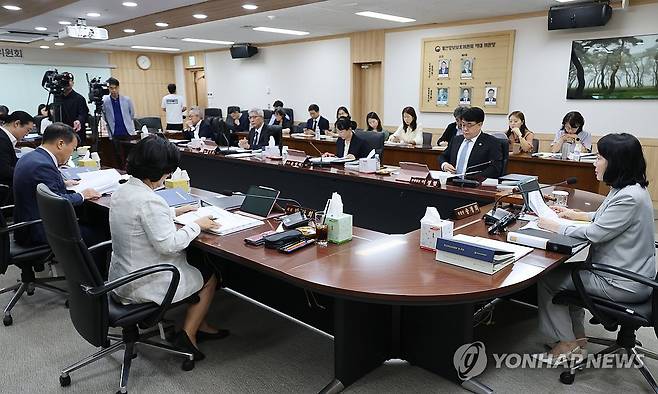 전체회의 주재하는  송경희 개인정보보호위원회 위원장 (서울=연합뉴스) 안정원 기자 = 송경희 개인정보보호위원회 위원장이 9일 서울 종로구 정부서울청사에서 열린 제19회  위원회 전체회의에서 발언하고 있다 2026.9.9 jeong@yna.co.kr