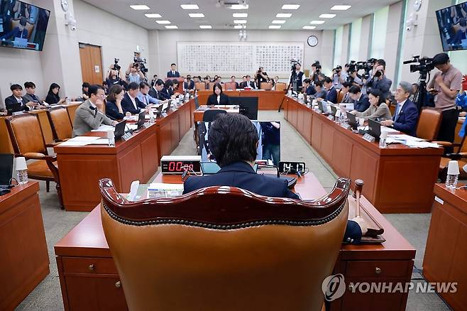 법안 상정하는 서영교 법사위원장 (서울=연합뉴스) 신현우 기자 = 28일 국회 법제사법위원회 전체회의에서 위원장인 더불어민주당 서영교 의원이 법안을 상정하고 있다. 2026.9.28 nowwego@yna.co.kr