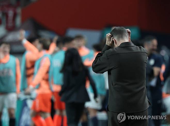 4대1 패배한 모레노 (서울=연합뉴스) 신준희 기자 = 28일 서울월드컵경기장에서 열린 축구 대한민국과 우루과이의 평가전. 
    한국 모레노 감독이 4대1로 경기가 종료된 뒤 어두운 표정을 짓고 있다. 2026.9.28 hama@yna.co.kr