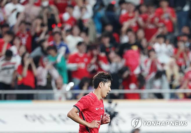 너무 늦어버린 첫골 (서울=연합뉴스) 신준희 기자 = 28일 서울월드컵경기장에서 열린 축구 대한민국과 우루과이의 평가전. 
    한국 손흥민이 골을 성공시킨 뒤 하프라인으로 돌아가고 있다. 2026.9.28 hama@yna.co.kr