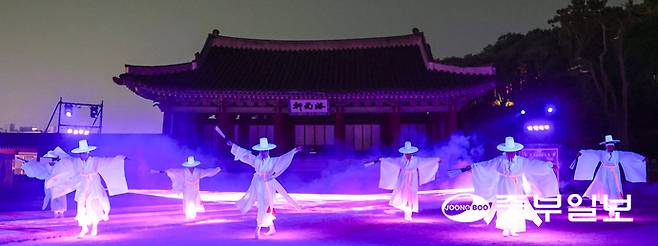 29일 오후 수원시 화성행궁에서 진행된 제63회 수원화성문화제 프레스데이에서 공연자들이 멋진 공연을 선보이고 있다. 임채운기자