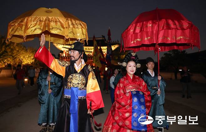 29일 오후 수원시 화성행궁에서 열린 '제63회 수원화성문화제' 프레스데이에서 정조대왕 능행차 거둥 행렬이 진행되고 있다. 임채운기자