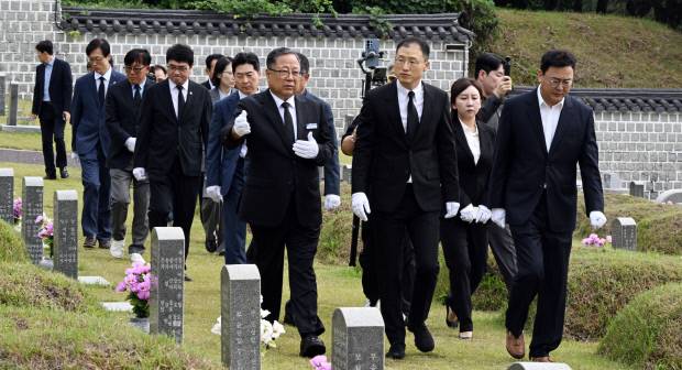 김상욱 울산시장과 공무원들이 28일 오전 전남광주 북구 운정동 국립 5·18민주묘지를 참배하고 있다. /나명주기자mjna@kwangju.co.kr