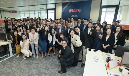 지난 6월 홍콩 현지에서 'MAPS' 론칭 행사가 진행된 가운데 박현주 미래에셋그룹 회장과 현지 직원들이 단체사진을 촬영하고 있다. /미래에셋증권