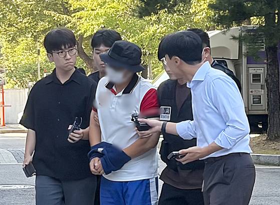 공공장소흉기소지 혐의를 받는 천모 씨가 29일 서울 양천구 남부지방법원에서 열린 구속 전 피의자 심문(영장실질심사)에 출석하고 있다. 〈사진=연합뉴스〉