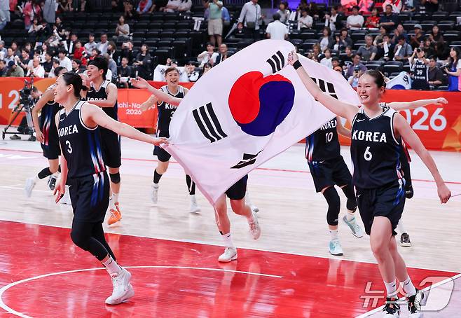 대한민국 여자농구 대표팀 주장 강이슬, 최이샘이 26일 일본 나고야 아이치 인터내셔널 아레나에서 열린 2026 아이치·나고야 아시안게임 여자농구 결승전 일본과의 경기에서 승리, 금메달을 확정지은 뒤 태극기를 든채 코트를 돌고 있다. 2026.9.26 ⓒ 뉴스1 안은나 기자