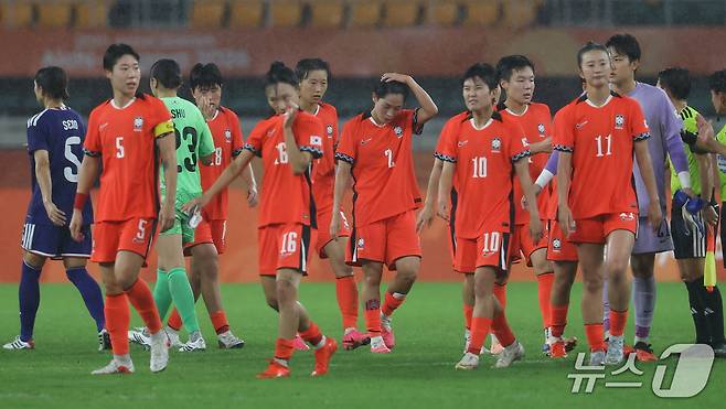 29일 오후 일본 시즈오카 스타디움 에코파에서 열린 2026 아이치·나고야 아시안게임 여자축구 4강전 대한민국과 일본의 경기, 대한민국 선수들이 0대2 패배로 경기를 마친 후 아쉬워하고 있다. 2026.9.29 ⓒ 뉴스1 김민지 기자
