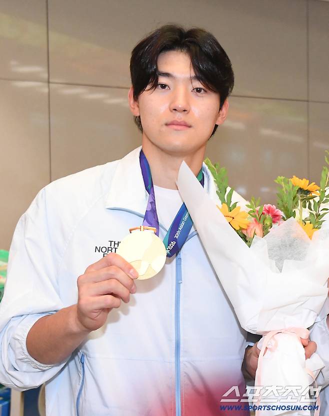 2026 아이치-나고야 아시안게임에서 금메달을 딴 대한민국 야구대표팀이 28일 오후 인천국제공항을 통해 귀국했다. 김도영이 금메달을 들어보이고 있다. 인천공항=정재근 기자 cjg@sportschosun.com/2026.9.28/