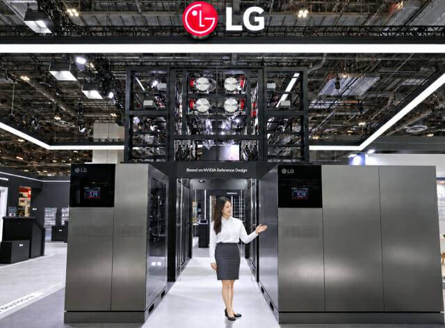 LG전자가 29일 싱가포르에서 개막한 '데이터센터월드 아시아 2026'에 참가해, 엔비디아 규격 승인을 받은 1㎿와 2.6㎿ 냉각수분배장치(CDU)를 포함한 AI 데이터센터 냉각 솔루션을 선보인다.(사진=LG전자)