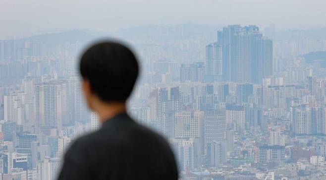 서울 아파트 매매가격이 역대 최장기간 상승 기록에 근접한 가운데 13일 서울 남산에서 바라본 아파트 단지 모습. 연합뉴스