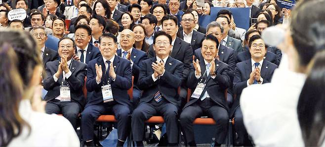 李대통령, 세계 한인의 날 기념식 참석  이재명 대통령이 28일 인천 송도에서 열린 제20회 세계 한인의 날 기념식에서 동포 어린이 합창단 공연을 보며 박수치고 있다. 이 대통령은 이날 “동포 여러분의 삶은 대한민국의 역사와 한 몸”이라며 동포 사회에 감사 인사를 전했다. /연합뉴스