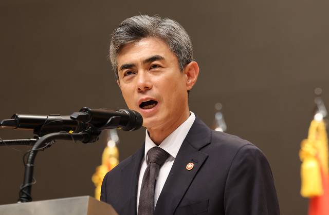 강신철 신임 국방부 장관이 지난 9월 22일 서울 용산구 국방부에서 열린 취임식에서 취임사를 하고 있다. 서부전선 비무장지대(DMZ) 수색대대장 등 우리 장병 3명이 북한 매설지뢰에 공격당한 사건 이튿날이다. [연합뉴스]
