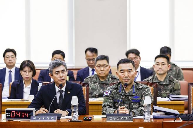 강신철 국방부 장관(앞줄 왼쪽)과 진영승 합참의장(앞줄 오른쪽)이 29일 국회에서 열린 국방위원회 전체회의에 출석했다. 강 장관은 이날 비무장지대(DMZ) 지뢰 추정 폭발 사고 관련 현안보고를 하면서 북한의 정전협정 위반에 대한 상응조치를 할 것이라고 말했다. 뉴시스