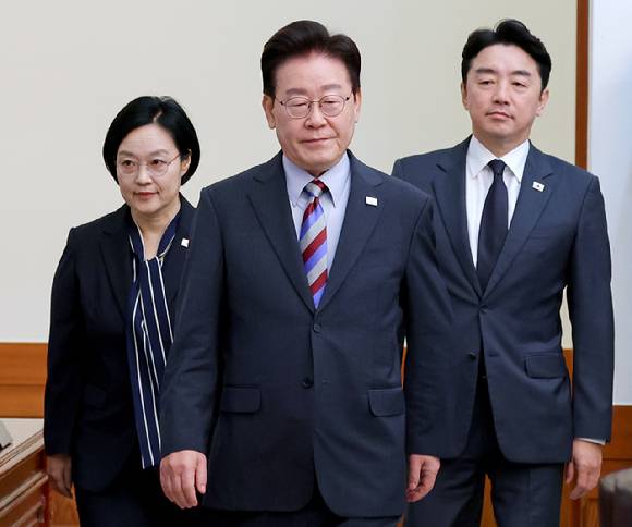 이재명 대통령이 29일 청와대에서 열린 국무회의에 입장하고 있다. 왼쪽부터 한성숙 총리, 이재명 대통령, 강훈식 비서실장. 2026.9.29 [청와대통신사진기자단] [사진=연합뉴스]