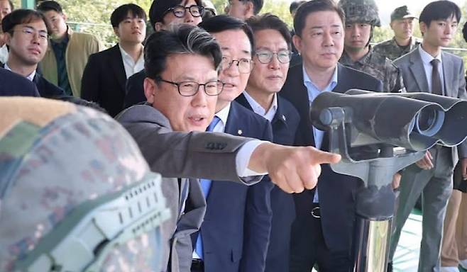 진성준 국회 국방위원장이 28일 육군 제25사단 GOP 대대를 방문해 비무장지대(DMZ) 폭발 사고 조사 진행 상황을 보고받고 있다. (진성준 위원장 페이스북)