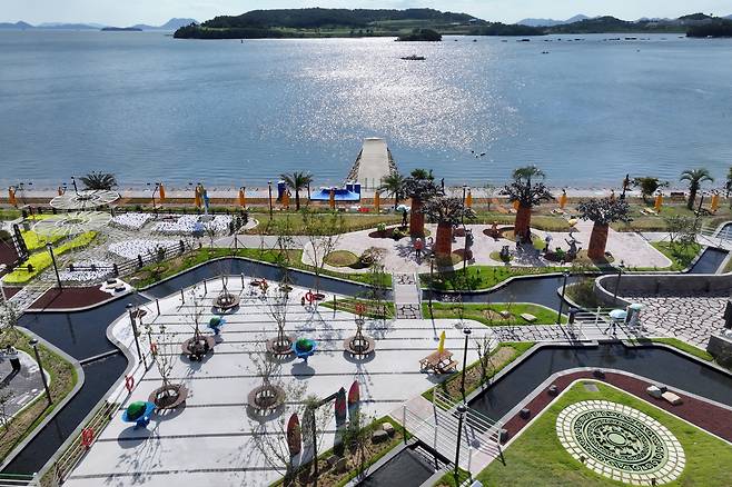 지난 5일 오전 전남광주 여수시 돌산읍 진모지구에서 열린 2026 여수세계섬박람회 주행사장 너머로 바다와 섬이 펼쳐져 있다. 연합뉴스