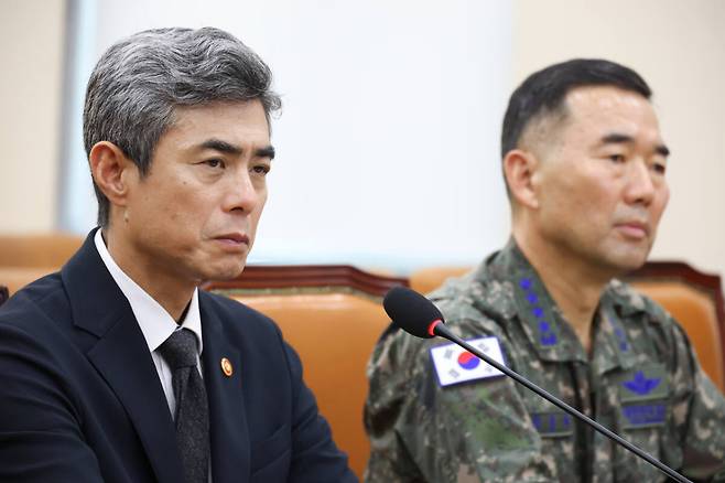 강신철 국방부 장관이 29일 국회에서 열린 국방위에서 열린 DMZ 지뢰 추정 폭발사고 현안 질의에 참석, 의원 의사진행 발언을 듣고 있다. 오른쪽은 진영승 합동참모본부 의장. 연합뉴스