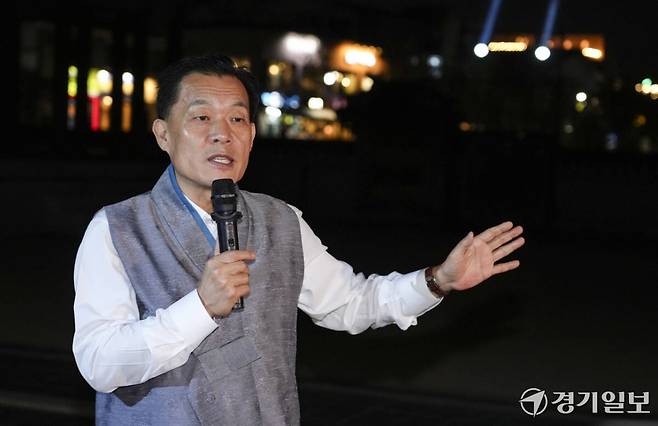 29일 오후 수원특례시 팔달구 화성행궁에서 열린 '제63회 수원화성문화제 프레스데이'에서 이재준 수원특례시장이 수원화성문화제에 대해 설명하고 있다. 홍기웅기자